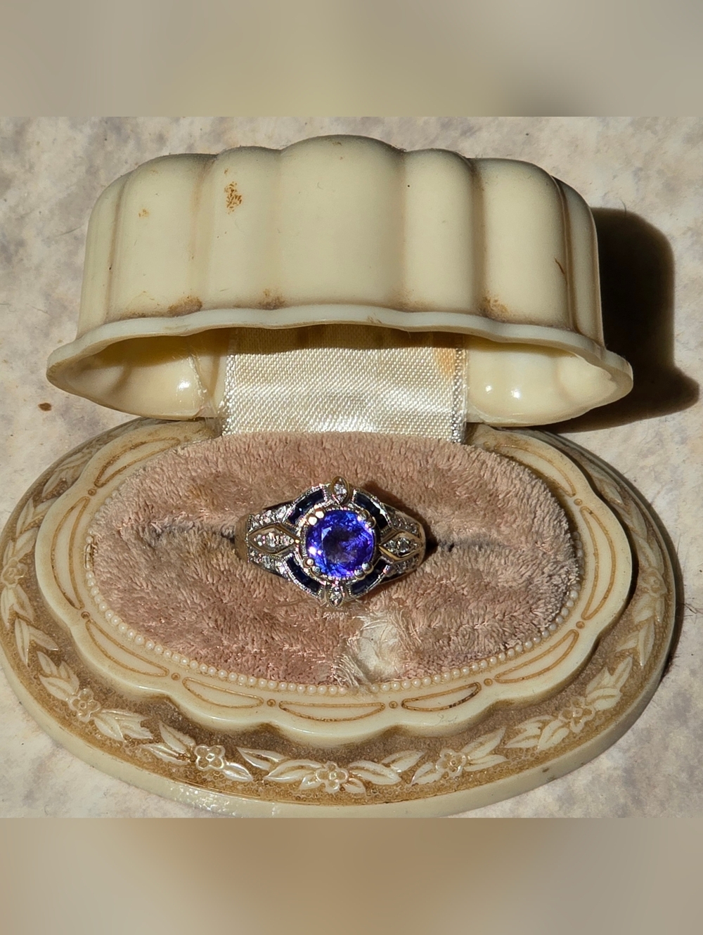 18K Gold Ring With Tanzanite, Sapphire And Diamonds.